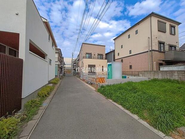 前面道路を含めた現地写真です。