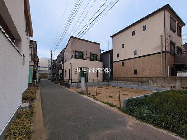 前面道路を含めた現地写真です。