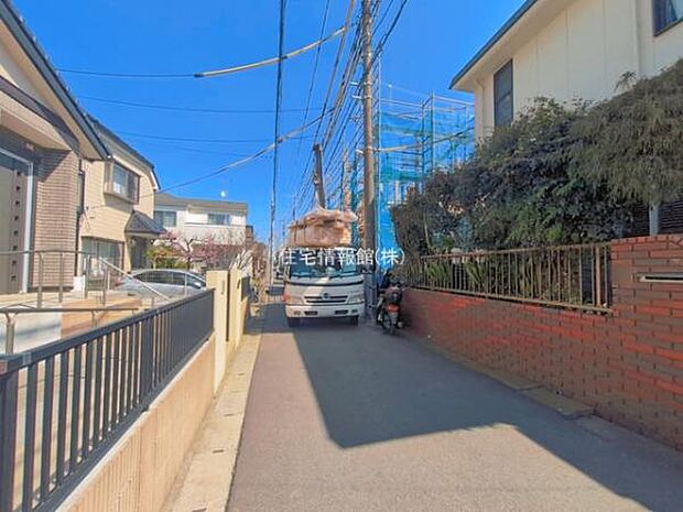 前面道路を含めた現地写真です。