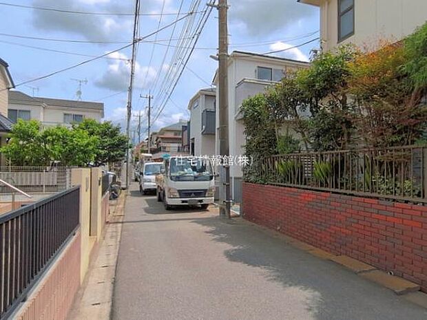 前面道路を含めた現地写真です。