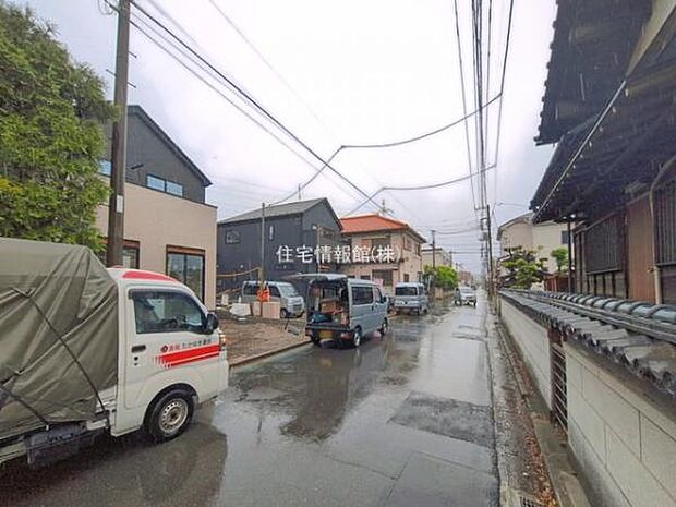 前面道路を含めた現地写真です。