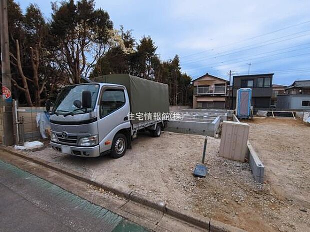 前面道路を含めた現地写真です。
