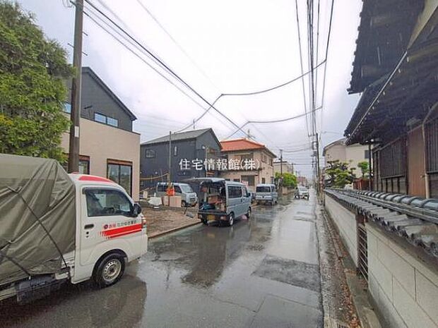 前面道路を含めた現地写真です。