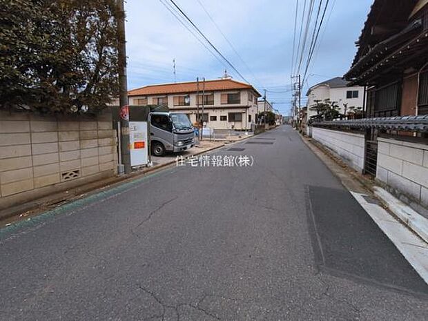 前面道路を含めた現地写真です。
