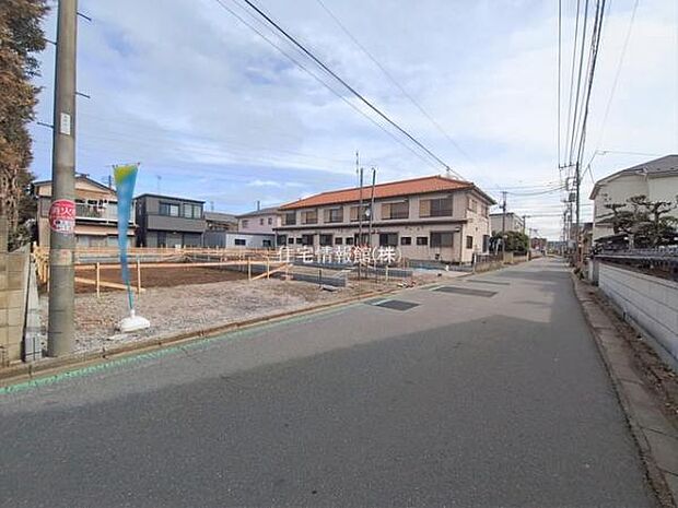 前面道路を含めた現地写真です。