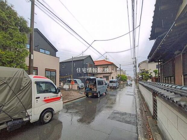 前面道路を含めた現地写真です。