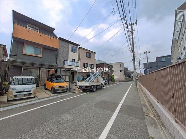 前面道路を含めた現地写真です。