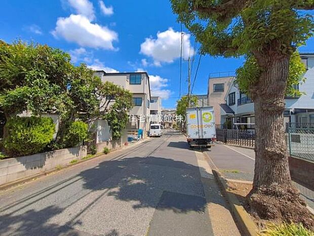 前面道路を含めた現地写真です。