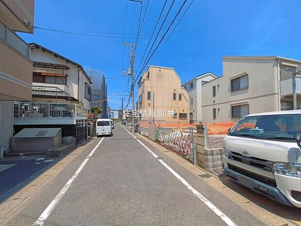 前面道路を含めた現地写真です。