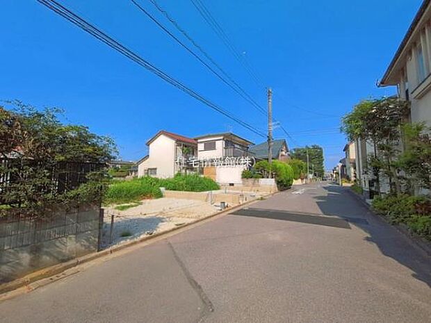 前面道路を含めた現地写真です。