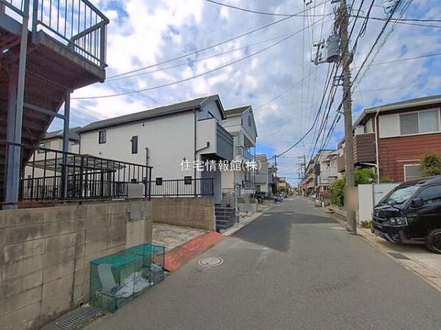 前面道路を含めた現地写真です。