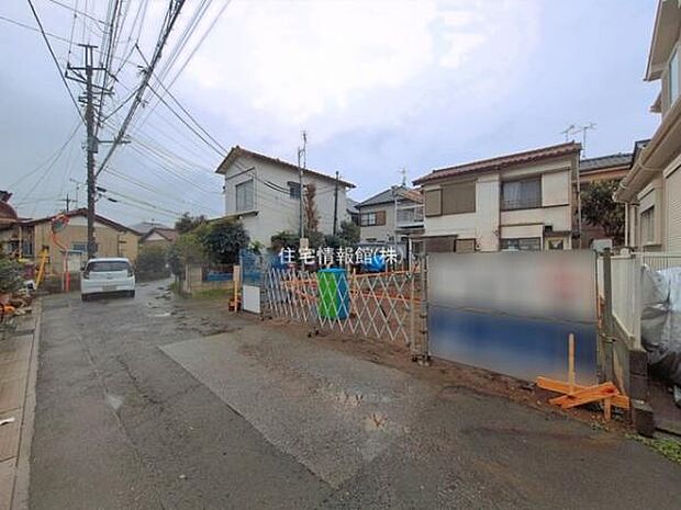 前面道路を含めた現地写真です。