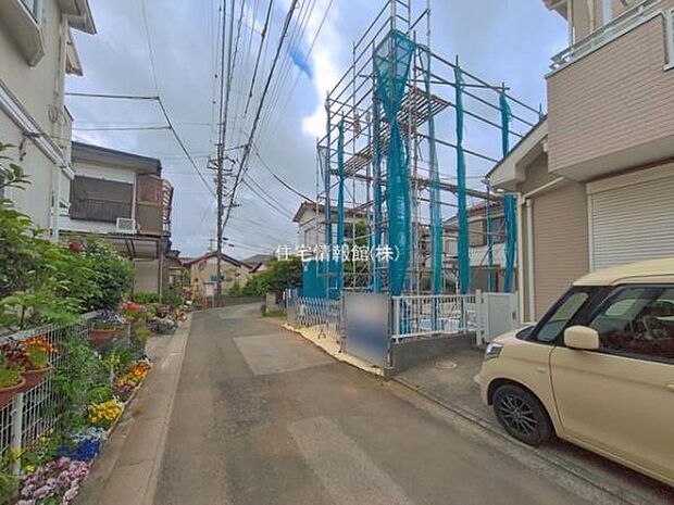 前面道路を含めた現地写真です。
