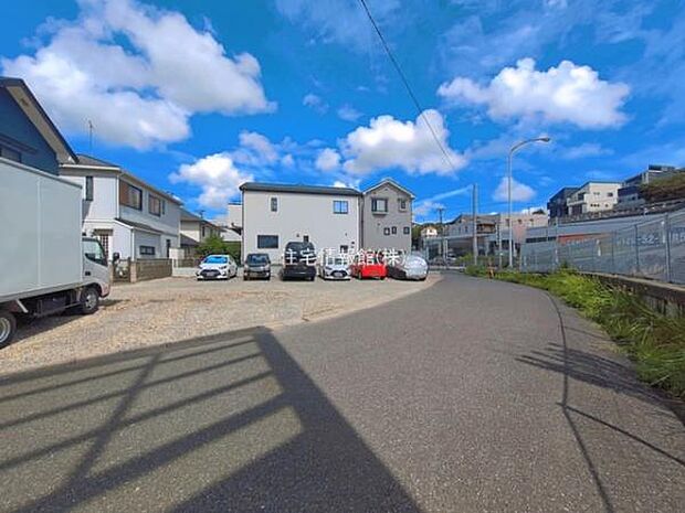 前面道路を含めた現地写真です。