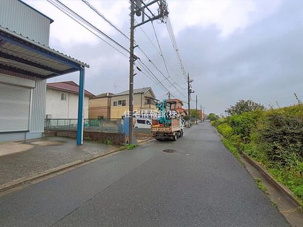 前面道路を含めた現地写真です。