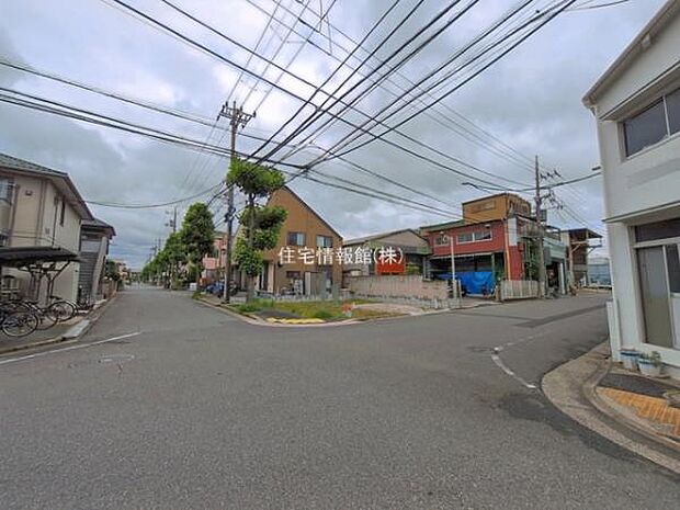 前面道路を含めた現地写真です。