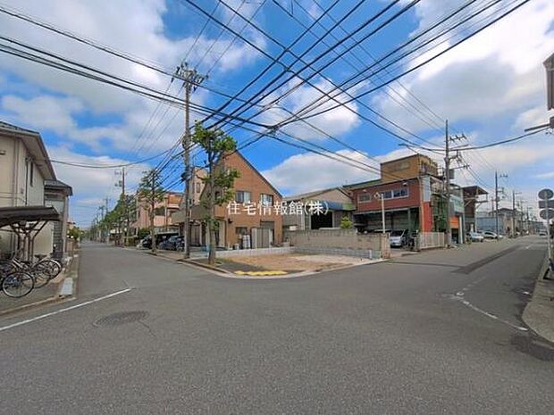前面道路を含めた現地写真です。