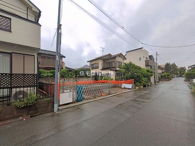 前面道路を含めた現地写真です。