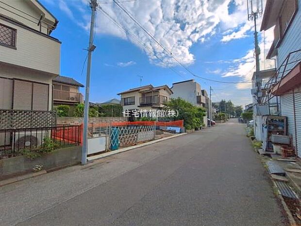 前面道路を含めた現地写真です。