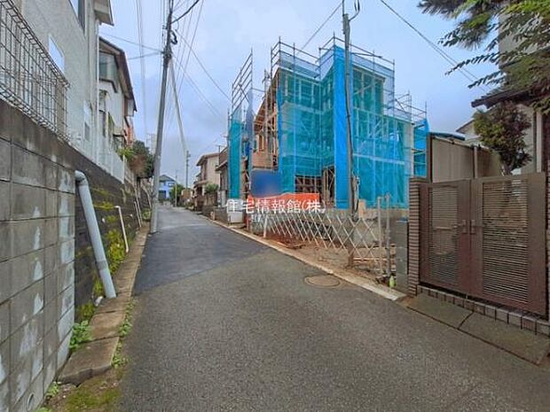 前面道路を含めた現地写真です。