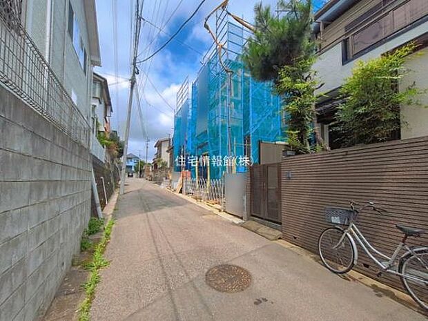 前面道路を含めた現地写真です。