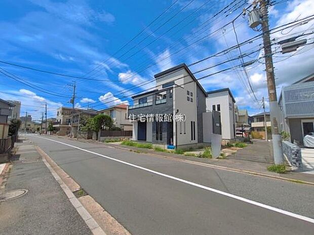 前面道路を含めた現地写真です。