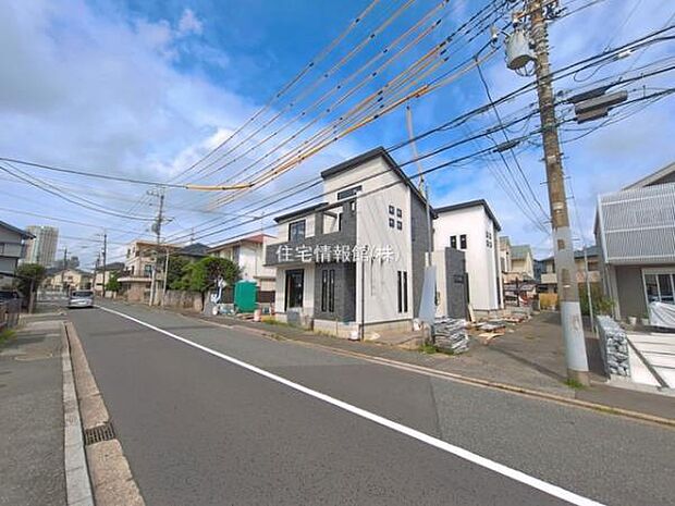 前面道路を含めた現地写真です。