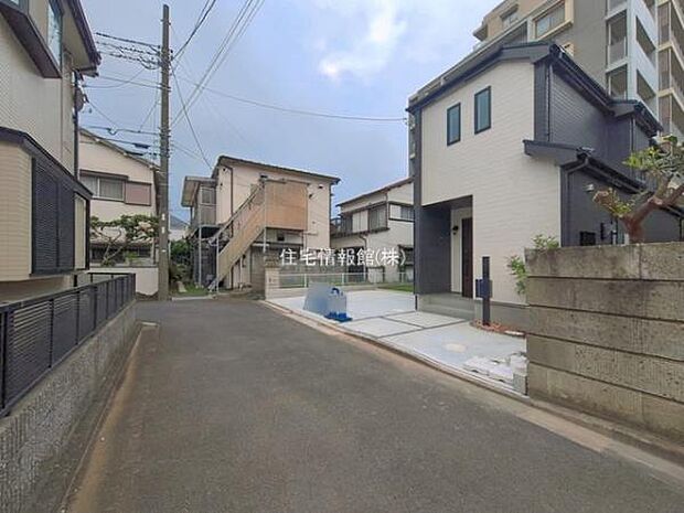 前面道路を含めた現地写真です。