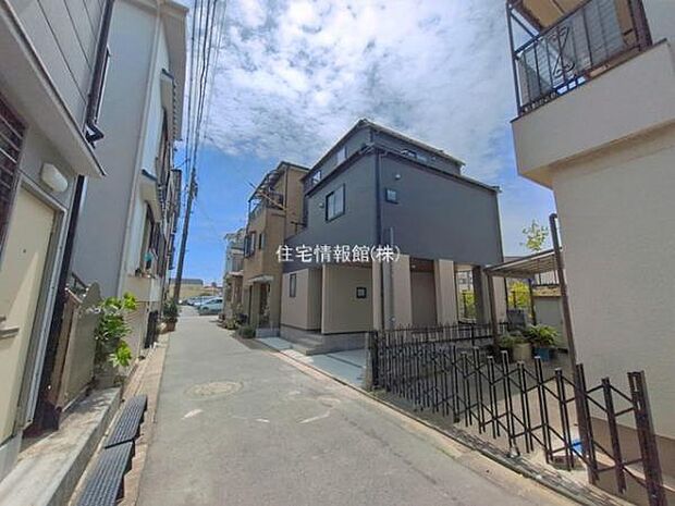 前面道路を含めた現地写真です。