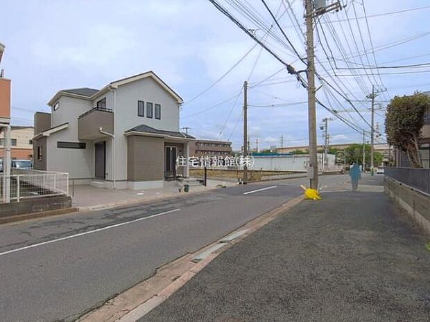 前面道路を含めた現地写真です。