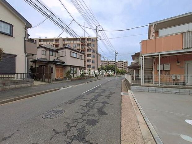 前面道路を含めた現地写真です。