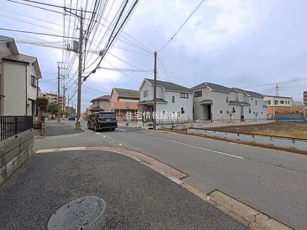 前面道路を含めた現地写真です。