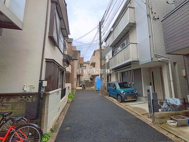 前面道路を含めた現地写真です。