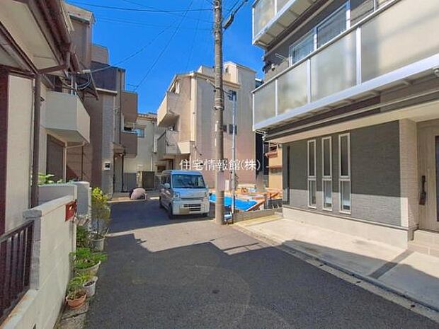 前面道路を含めた現地写真です。