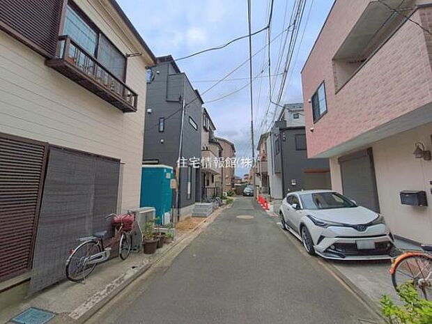 前面道路を含めた現地写真です。