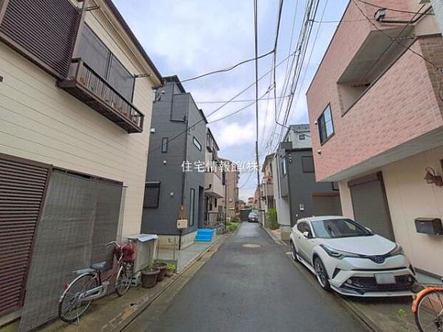 前面道路を含めた現地写真です。