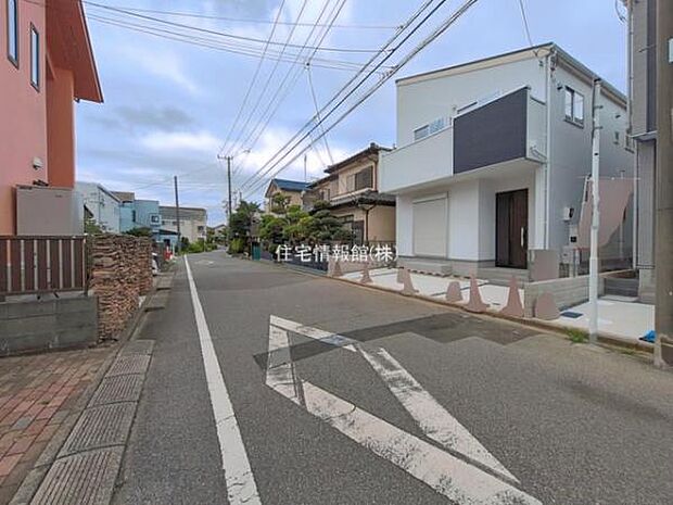 前面道路を含めた現地写真です。