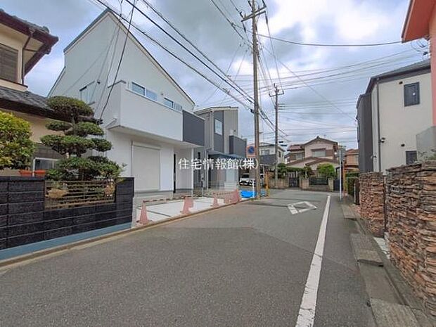 前面道路を含めた現地写真です。
