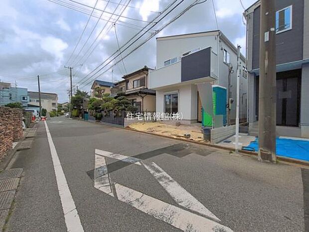 前面道路を含めた現地写真です。