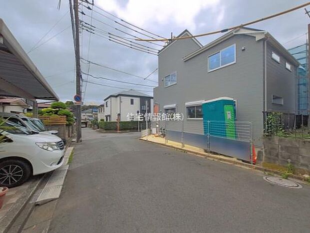 前面道路を含めた現地写真です。