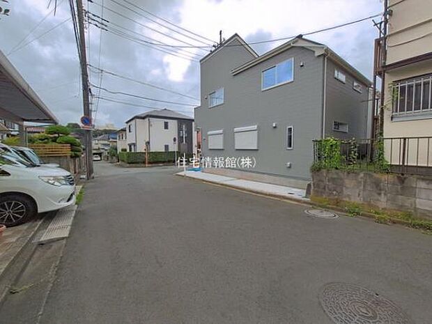 前面道路を含めた現地写真です。