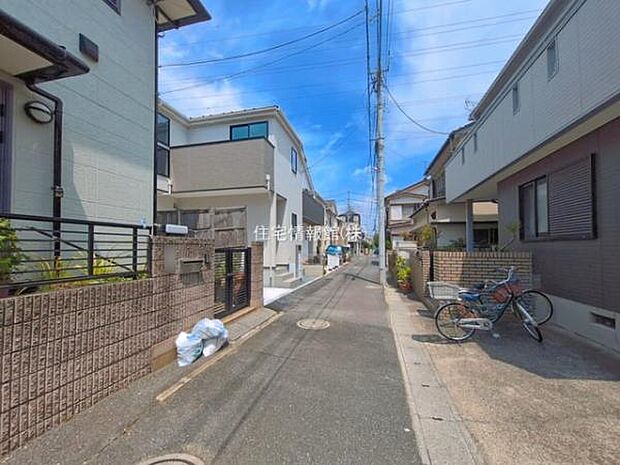 前面道路を含めた現地写真です。