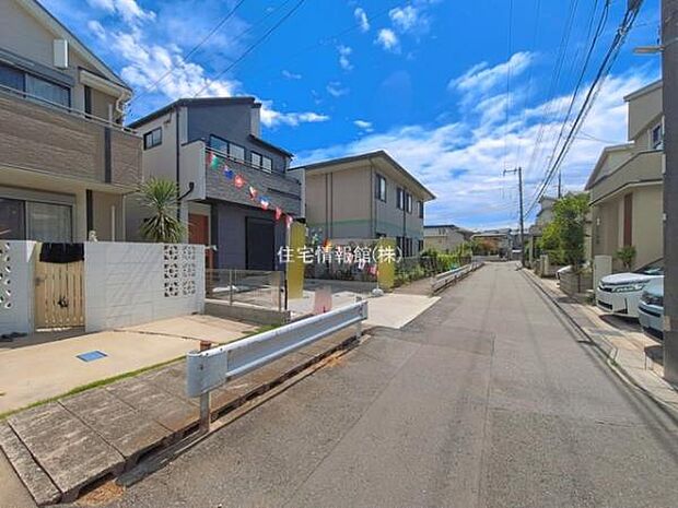 前面道路を含めた現地写真です。