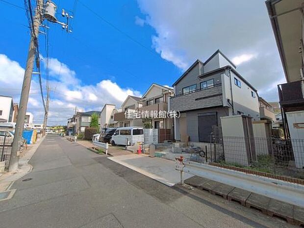 前面道路を含めた現地写真です。
