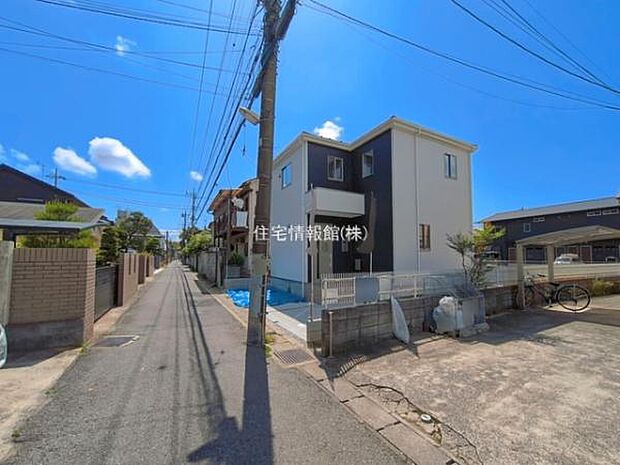 前面道路を含めた現地写真です。