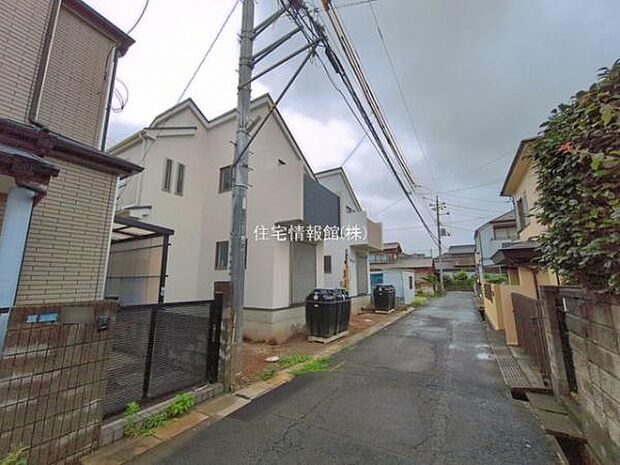 前面道路を含めた現地写真です。