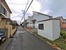 外観：前面道路を含めた現地写真です。