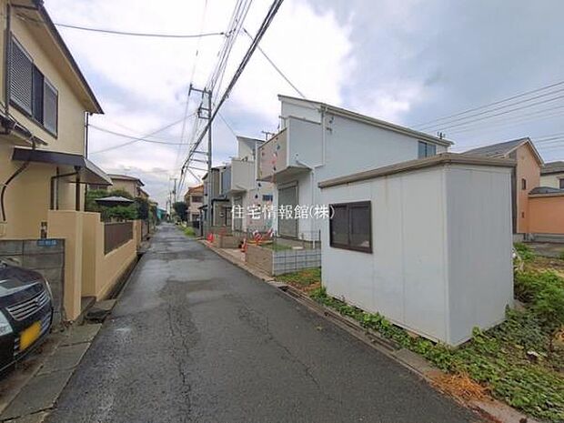 前面道路を含めた現地写真です。