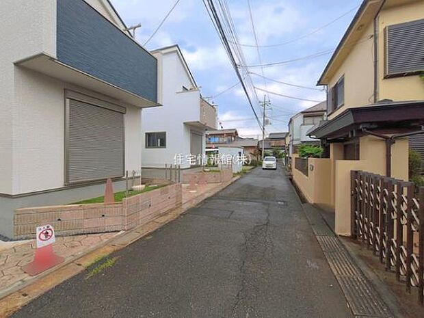 前面道路を含めた現地写真です。