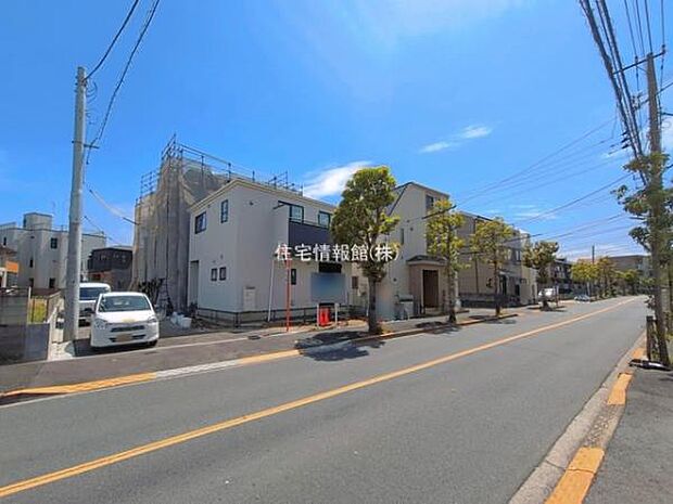 前面道路を含めた現地写真です。